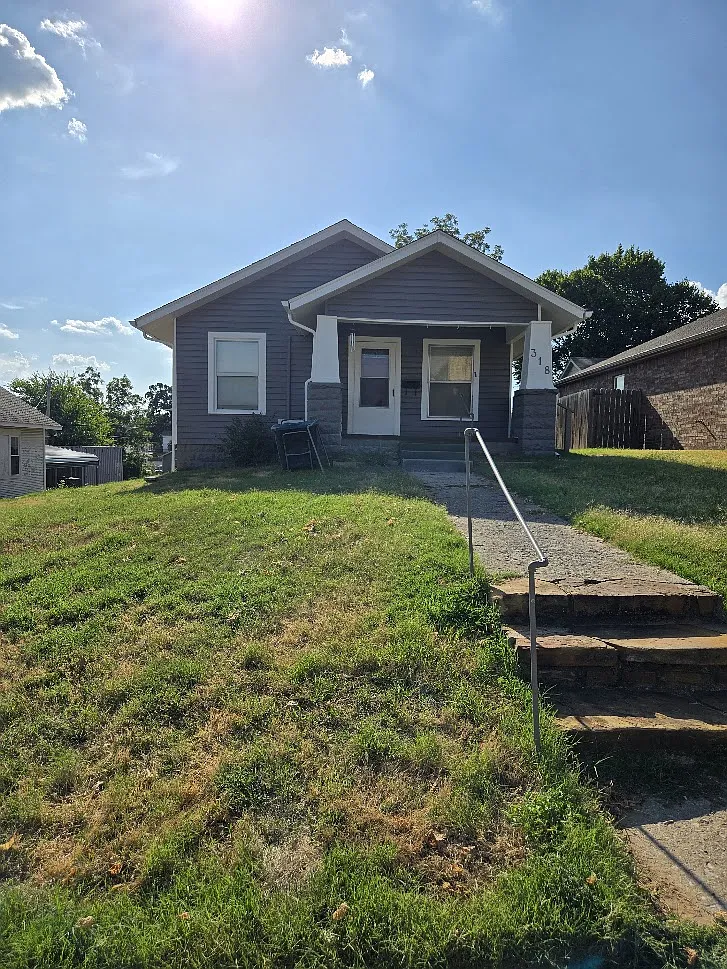 2 bed, 1.0 bath, 768 sqft, $1,100 — Photo 1