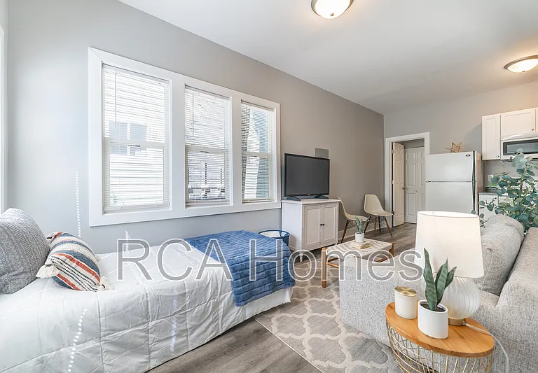 2831 N Kenwood Ave #8 — Photo 4