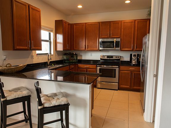 5th image of 704 NE 193rd St