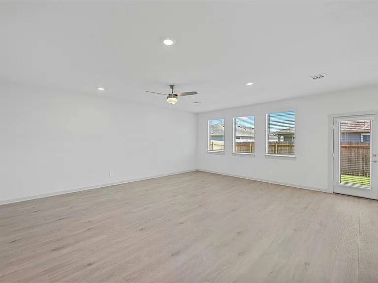 136 New Haven Ave — Photo 4