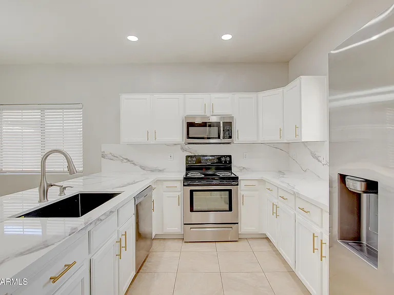 2043 N Holguin Way — Photo 7