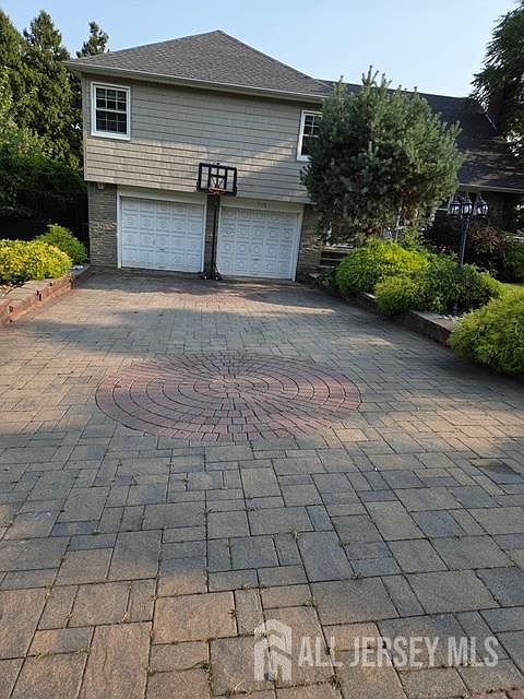 1st image of 713 Roessner Dr
