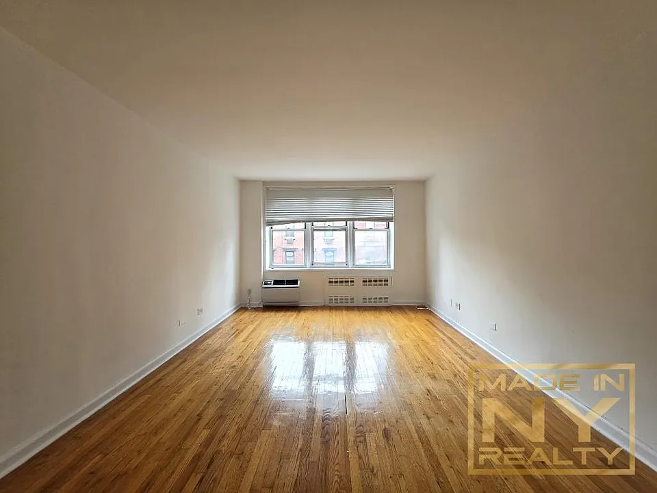 320 W 30th St #4E