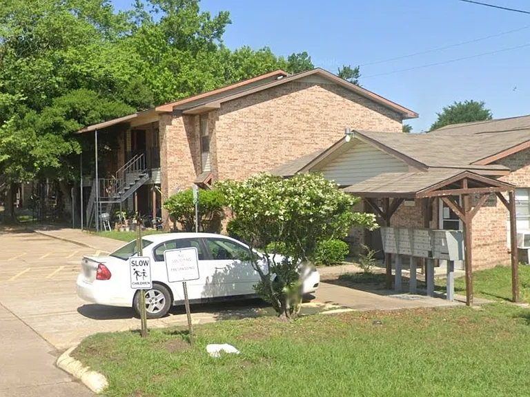 203 E Watson Dr — Photo 3