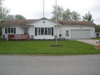 Well kept and neat home,on cornor Lot,Large backyard,nice front yard, walking distance to elememntar