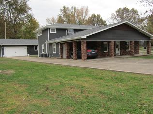 202 Oak St, Zeigler, IL 62999