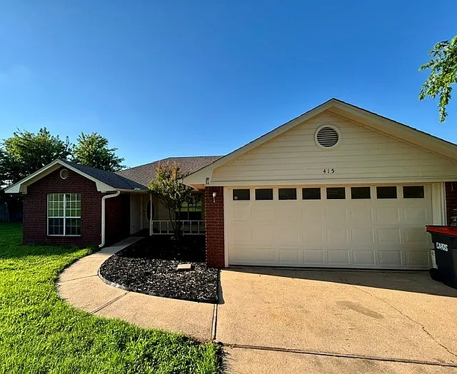 415 Linda Ln — Photo 1