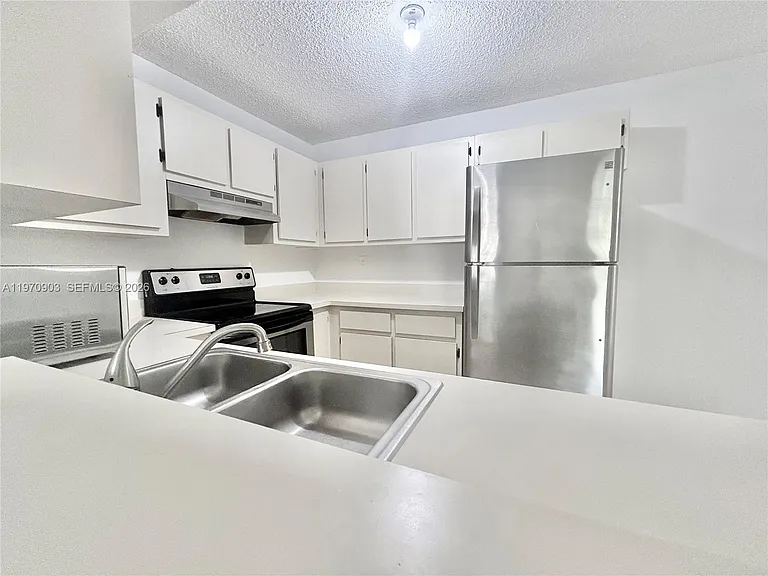 400 Palm Cir W #201 — Photo 3
