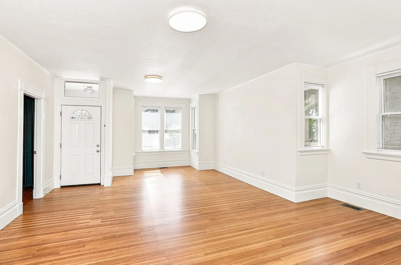 Beautiful 3 Bedroom Northbrae Front House Available! — Photo 4