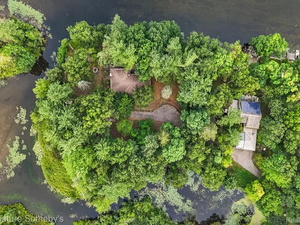 1035 Nakomis Trl, Lake Orion, MI 48362