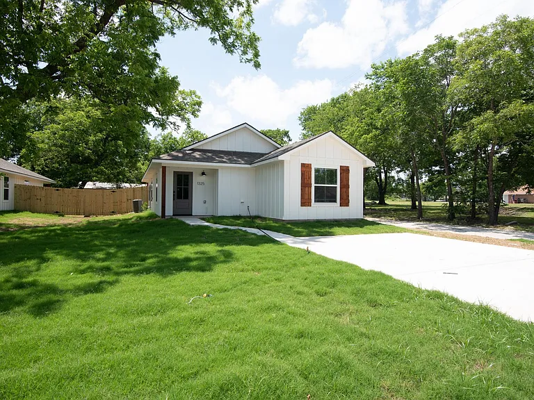 1321 Franklin Ave — Photo 1