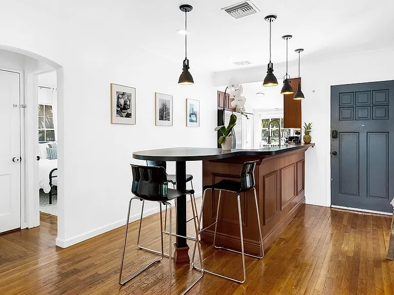 411 SW 10th St — Photo 11