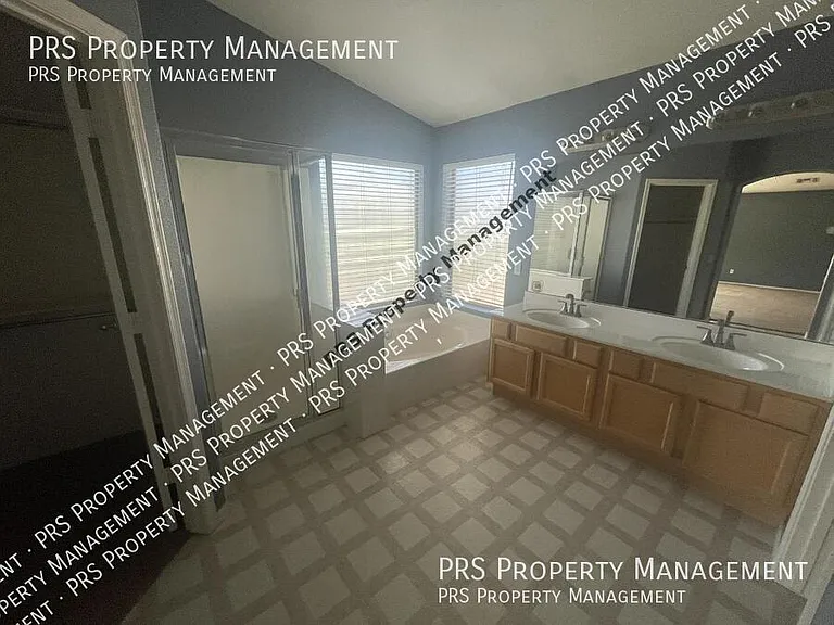 1053 W Bruce Ave — Photo 18