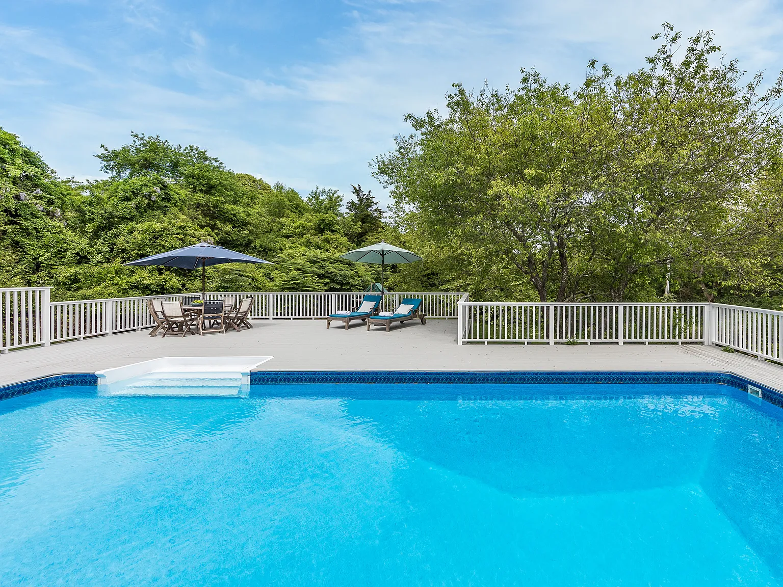 Charming Summer Retreat on a Private Road Pool, Prime Location — Photo 2