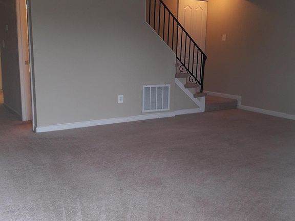 2nd image of 302 S Amsterdam Ct