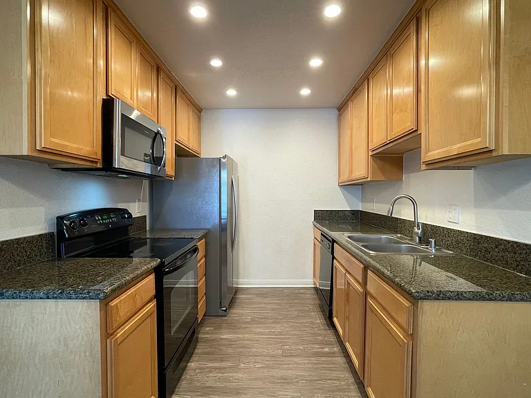 Park Plaza Apartments — Photo 103