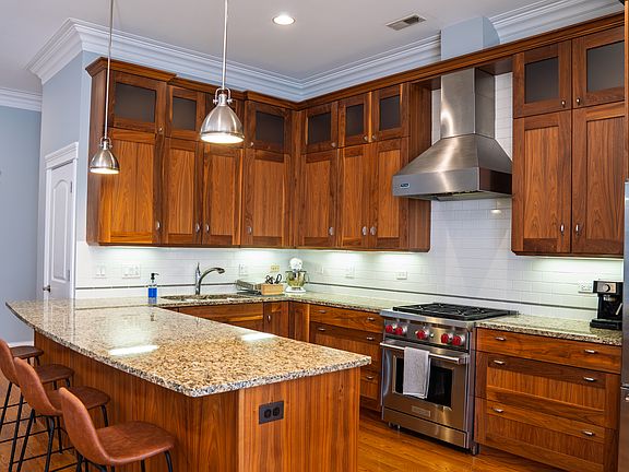 3rd image of 3811 N Lincoln Ave APT 3B