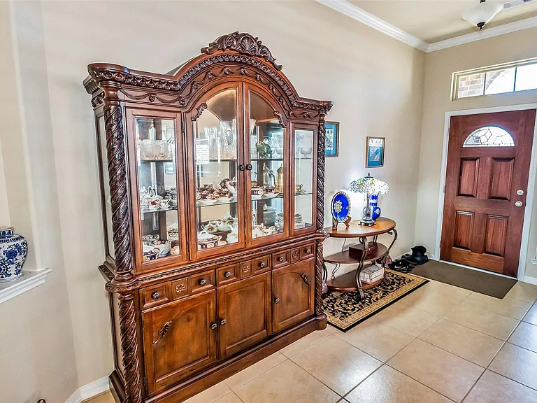 8807 Seguin Cove Ln — Photo 3