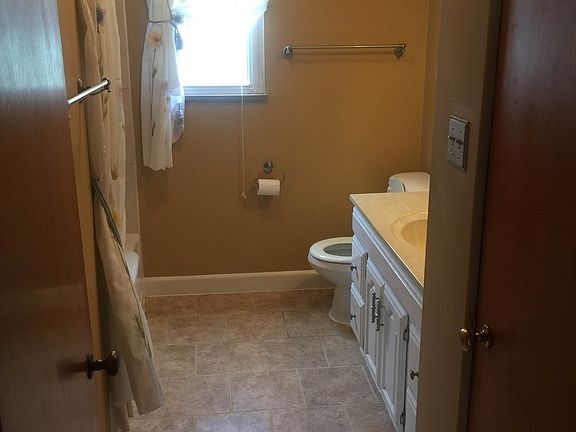 3rd image of 207 Oak Ln