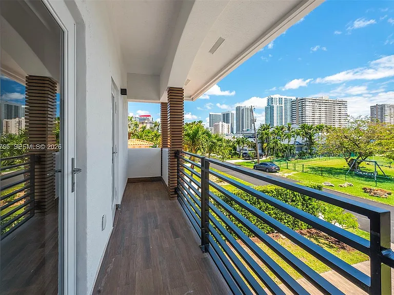552 Palm Dr — Photo 49