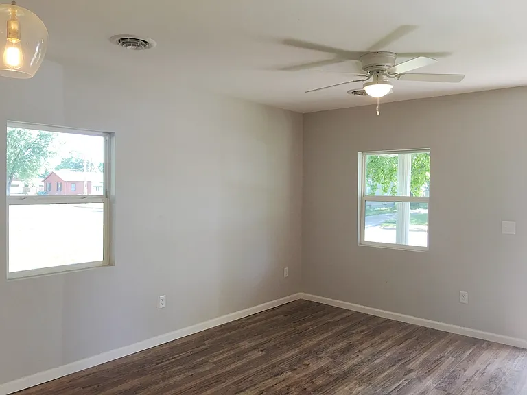 2927 Warren Ave — Photo 3