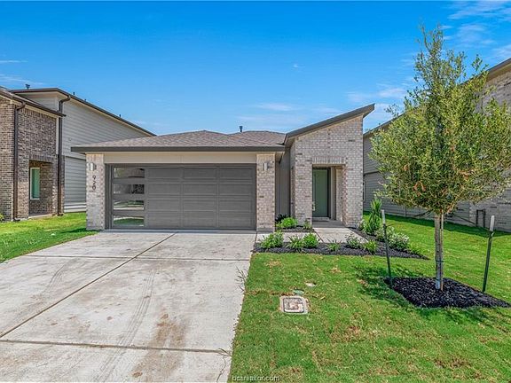 2nd image of 920 Lady Bird Ln