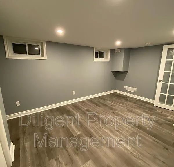 369 Applegrove Ave #LOWER — Photo 20
