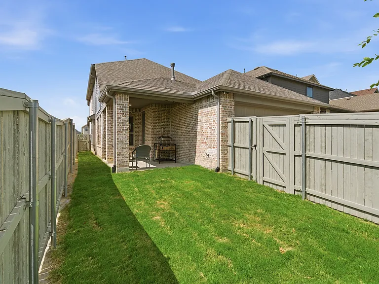 2225 Elm Pl — Photo 34