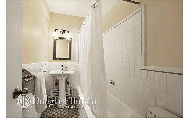 Sold by Douglas Elliman | media 21