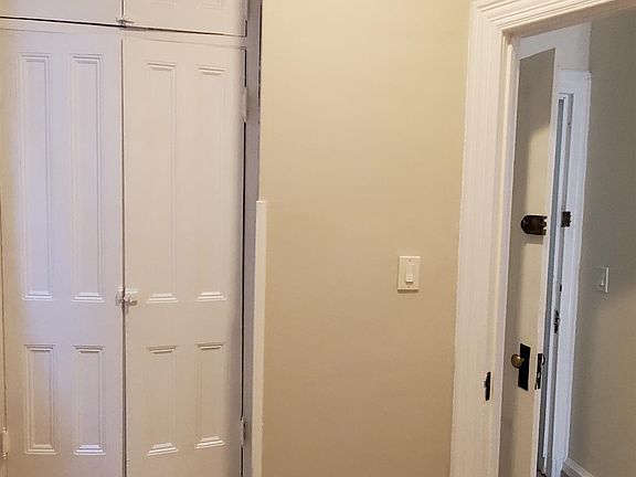 3rd image of 127 Oak St Floor 1