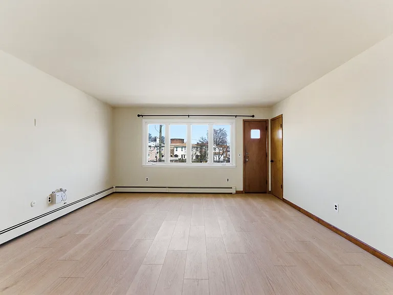 370 Henry St — Photo 3