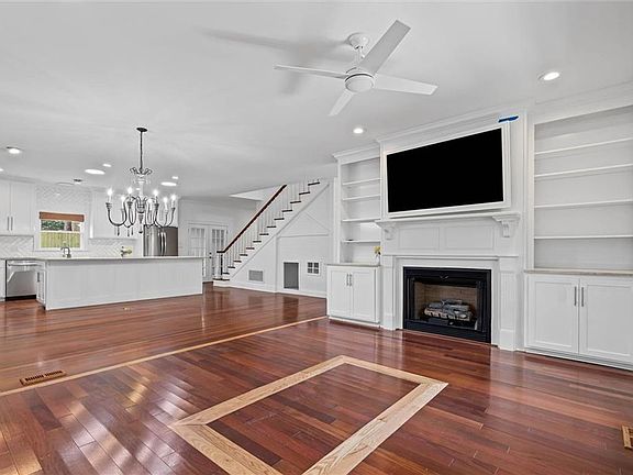 4th image of 1100 Bristol Ct