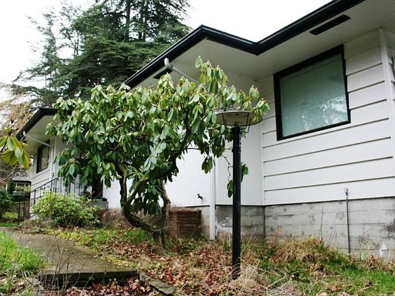 Walk way to the front door from the side parking