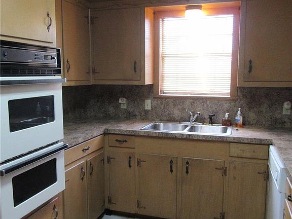 4th image of 2734 Edgemont Dr