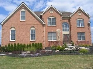 3069 Exeter Dr, Milford, MI 48380