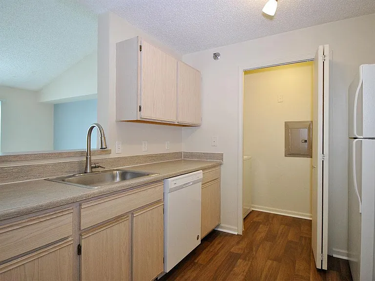 Pendleton Park Apartments — Photo 7