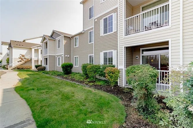 2 bed, 1060 sqft, $1,800 — Photo 3