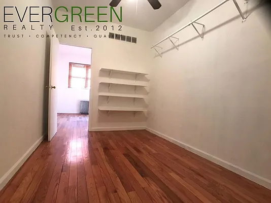 Rented by Evergreen Apartments BK | media 12