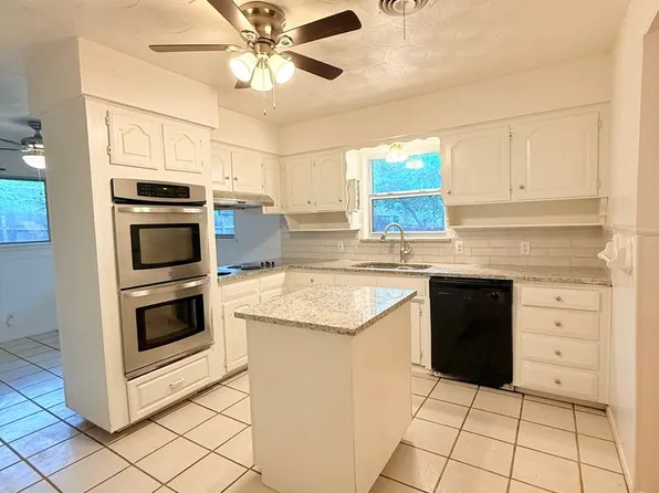 612 Hillview Dr, Hurst, TX 76054
