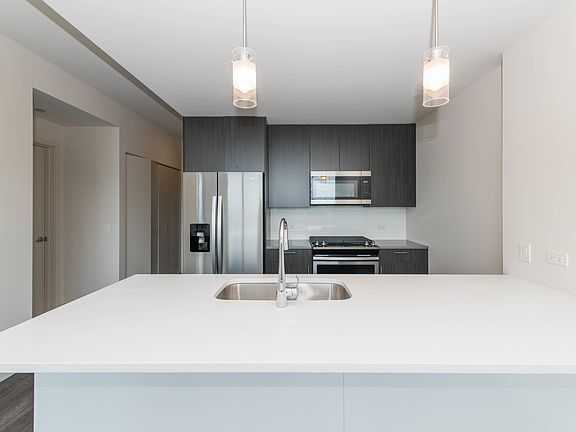3rd image of 803 W Montrose Ave #606