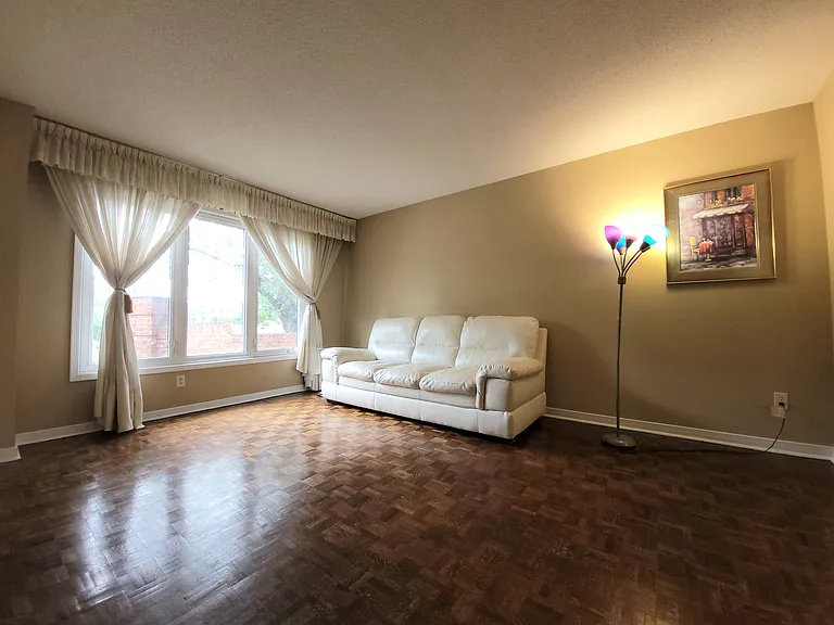6 Edgecroft Trl — Photo 4