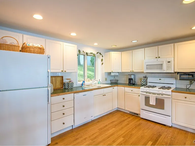 1258 Greenfield Ln — Photo 10