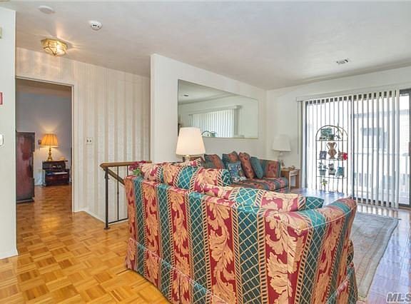 5th image of 60 Cambridge Dr W #60