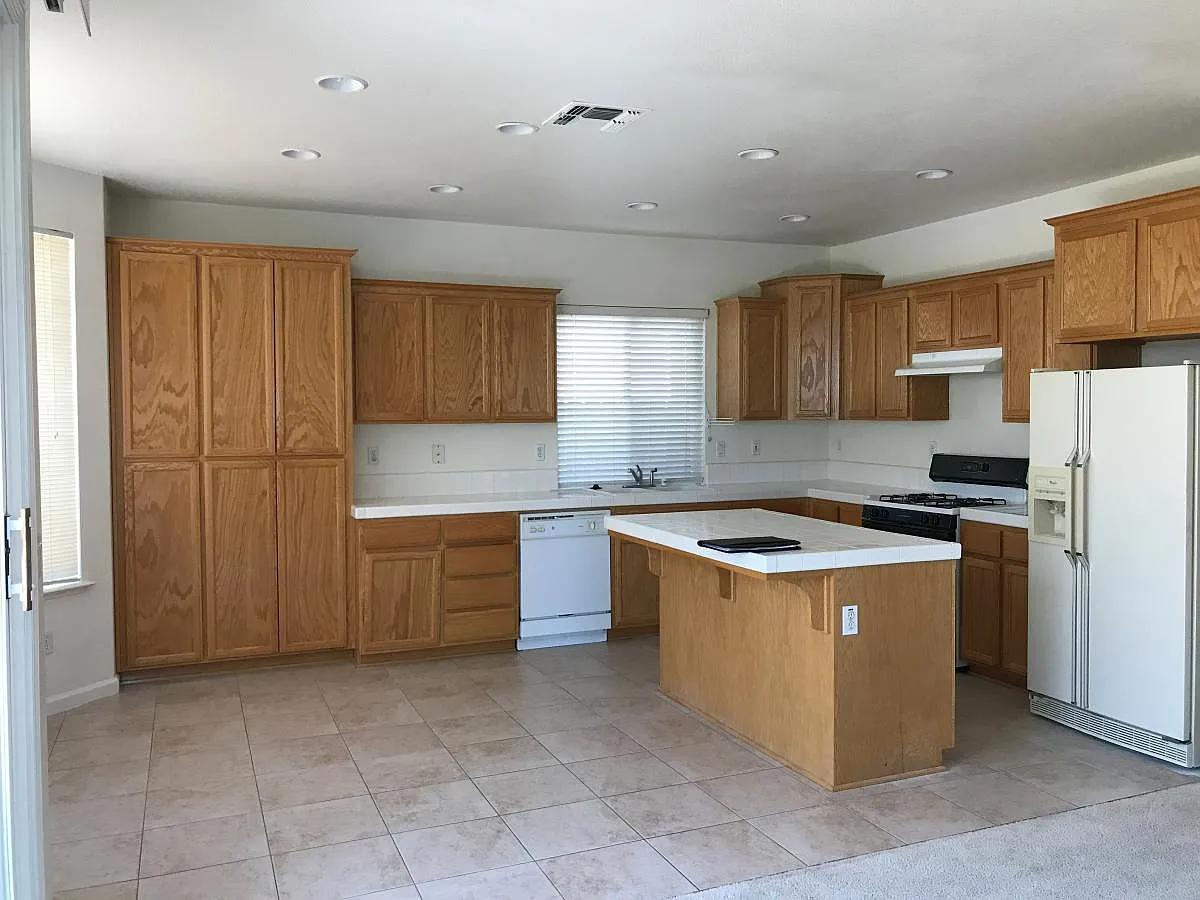 4 bed, 2420 sqft, $2,950 — Photo 4