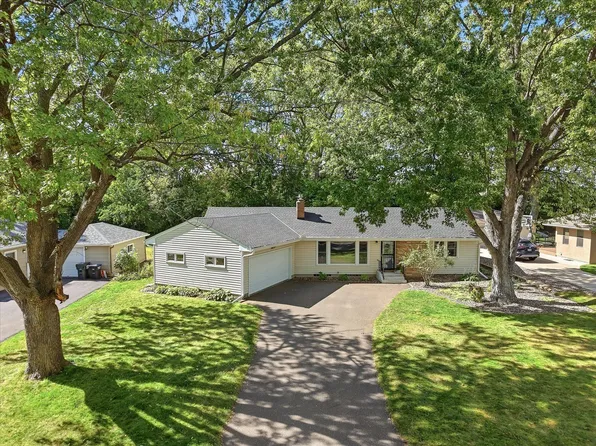 2209 Midlothian Rd, Roseville, MN 55113