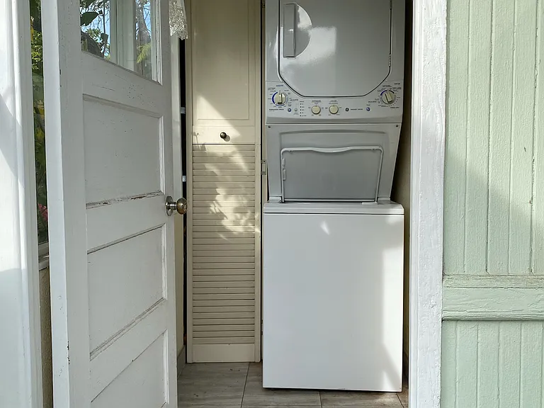 Laundry room - View from the backdoor