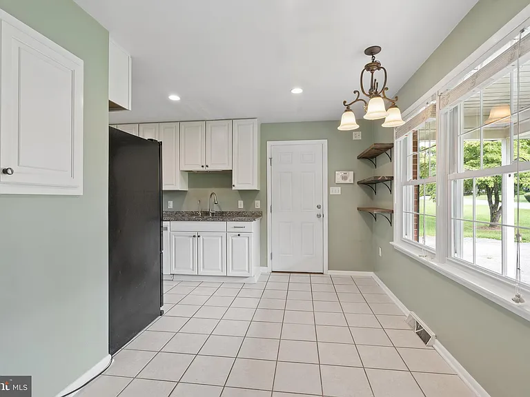 8109 Broadview Dr — Photo 2