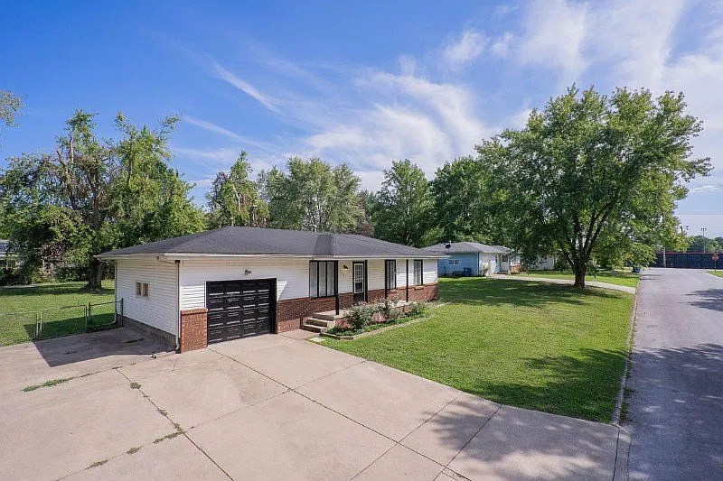 3 bed, 984 sqft, $1,600 — Photo 1