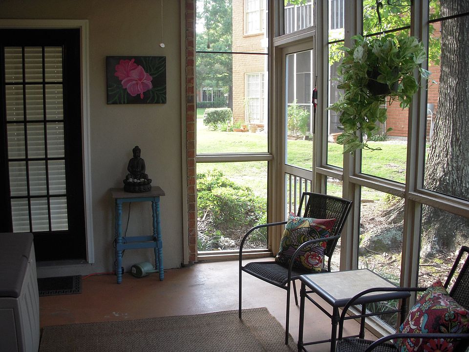 Charming screened porch