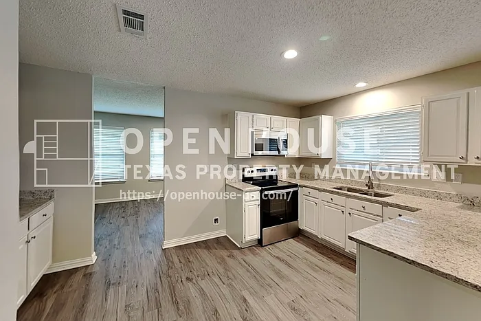 1523 Warwick Dr — Photo 5